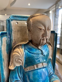 Een Chinese fahua-geglazuurde biscuit figuur van Zhenwu, Ming