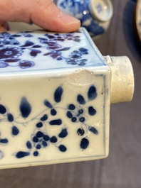 14 pi&egrave;ces &agrave; th&eacute; en porcelaine de Chine en bleu et blanc, Kangxi et post&eacute;rieur