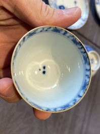 14 stukken theegoed in Chinees blauw-wit porselein, Kangxi en later