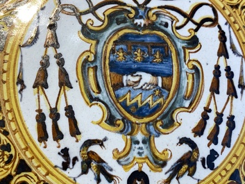 Een grote Italiaanse majolica schotel met het wapen van Kardinaal Toschi, Deruta, gedat. 1609
