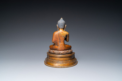 Grand Bouddha sur tr&ocirc;ne en cuivre et laiton, Tibet, probablement 16&egrave;me