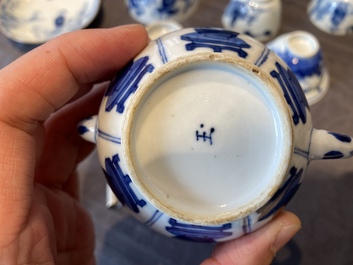 14 stukken theegoed in Chinees blauw-wit porselein, Kangxi en later