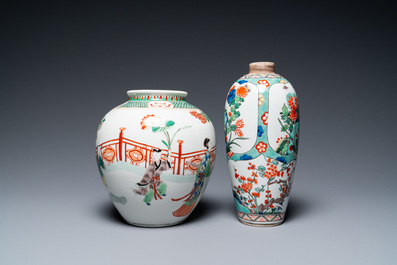 Trois vases en porcelaine de Chine famille rose, deux en famille verte et un plat, 19/20&egrave;me