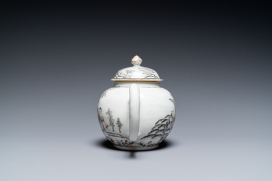 Th&eacute;i&egrave;re couverte en porcelaine de Chine &agrave; d&eacute;cor en grisaille d'une sc&egrave;ne d'Europ&eacute;ens, Qianlong