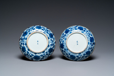 Een paar Chinese blauw-witte 'Bleu de Hue' borden voor de Vietnamese markt, Ngoạn ngọc 玩玉 merk, 19e eeuw