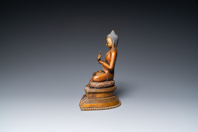 Een grote Tibetaanse Boeddha op troon in koper en messing, wellicht 16e eeuw