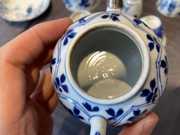 14 stukken theegoed in Chinees blauw-wit porselein, Kangxi en later