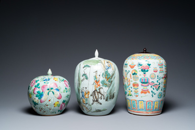 Trois vases en porcelaine de Chine famille rose, deux en famille verte et un plat, 19/20&egrave;me