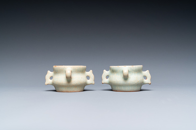 Een paar Chinese Longquan celadon vogelvoederbakjes, Ming