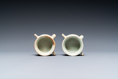 Een paar Chinese Longquan celadon vogelvoederbakjes, Ming