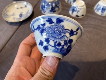 14 stukken theegoed in Chinees blauw-wit porselein, Kangxi en later