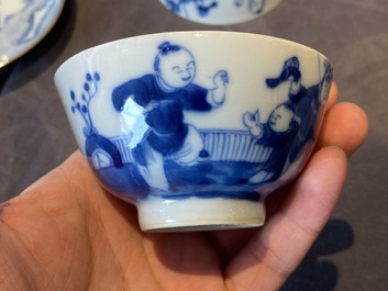 14 pi&egrave;ces &agrave; th&eacute; en porcelaine de Chine en bleu et blanc, Kangxi et post&eacute;rieur