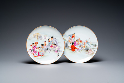 Quatre plats en porcelaine de Chine &agrave; d&eacute;cor de la R&eacute;volution Culturelle, sign&eacute;s Wu Kang 吳康, Zhang Jian 章鑑 et Zhang Wenchao 章文超, dat&eacute;s 1970 et 1973