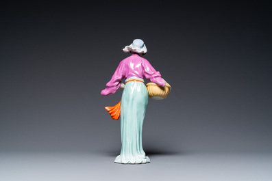 Een Chinese porseleinen Culturele Revolutie sculptuur van een dame met wasmand