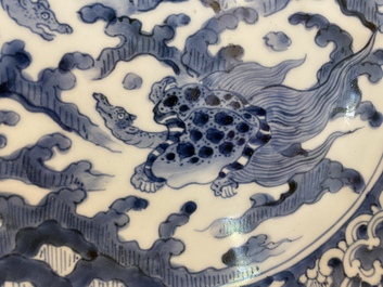 Een blauw-witte Japanse Arita schotel met schildpadden, Edo, 18e eeuw