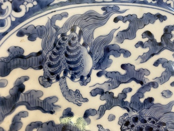 Plat en porcelaine Arita de Japon en bleu et blanc &agrave; d&eacute;cor de tortues de mer, Edo, 18&egrave;me