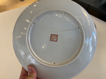 Deux plats en porcelaine de Chine famille rose, sign&eacute;s Zou Yunzhen 鄒雲珍, 20&egrave;me