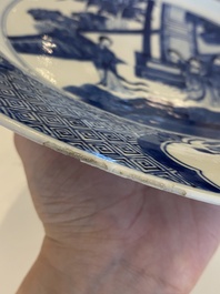 Deux plats en porcelaine de Chine en bleu et blanc, marque de Chenghua, Kangxi