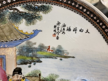 Deux plats en porcelaine de Chine famille rose, sign&eacute;s Zou Yunzhen 鄒雲珍, 20&egrave;me