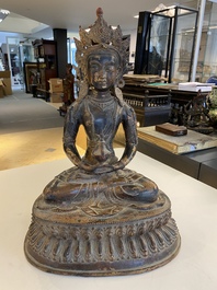 Grand Bouddha Amitayus en bronze dor&eacute; et laqu&eacute;, Chine, 18/19&egrave;me