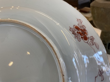 Un plat en porcelaine de Chine famille verte &agrave; d&eacute;cor de canards mandarins et des 'huit chevaux de Mu Wang', Kangxi