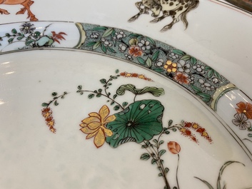 Un plat en porcelaine de Chine famille verte &agrave; d&eacute;cor de canards mandarins et des 'huit chevaux de Mu Wang', Kangxi