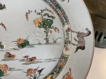 Un plat en porcelaine de Chine famille verte &agrave; d&eacute;cor de canards mandarins et des 'huit chevaux de Mu Wang', Kangxi