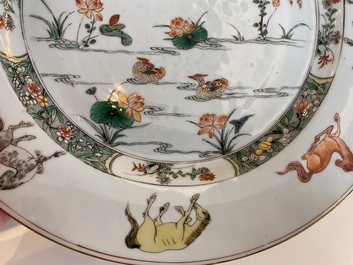 Un plat en porcelaine de Chine famille verte &agrave; d&eacute;cor de canards mandarins et des 'huit chevaux de Mu Wang', Kangxi