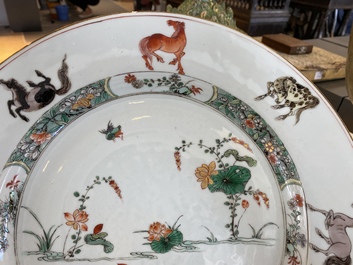 Un plat en porcelaine de Chine famille verte &agrave; d&eacute;cor de canards mandarins et des 'huit chevaux de Mu Wang', Kangxi