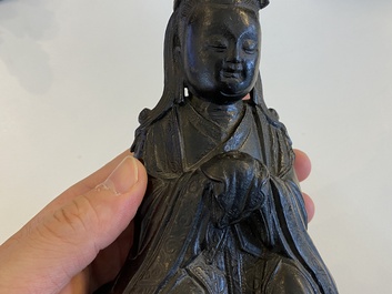 Twee Chinese bronzen sculpturen van Shou Lao en Guanyin, Ming