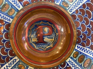 Een bord met de letter P in Italiaanse majolica met lusterglazuur, Gubio, atelier Maestro Giorgio, 1e kwart 16e eeuw