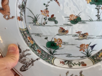 Un plat en porcelaine de Chine famille verte &agrave; d&eacute;cor de canards mandarins et des 'huit chevaux de Mu Wang', Kangxi