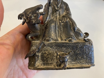 Twee Chinese bronzen sculpturen van Shou Lao en Guanyin, Ming