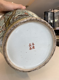 Grand vase en porcelaine de Chine de style Dayazhai &agrave; fond turquoise, marque de Yong Qing Chang Chun, 19/20&egrave;me