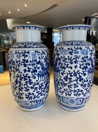 Paire de vases en porcelaine de Chine en bleu et blanc, marque de Kangxi, 19&egrave;me