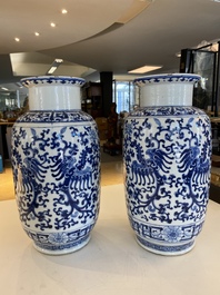 Paire de vases en porcelaine de Chine en bleu et blanc, marque de Kangxi, 19&egrave;me