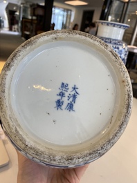 Paire de vases en porcelaine de Chine en bleu et blanc, marque de Kangxi, 19&egrave;me