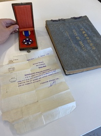 Une m&eacute;daille de l'ordre du m&eacute;rite de la r&eacute;publique 1&egrave;re classe et son document de 1918, et le livre: 'Vues de Honan', 1920