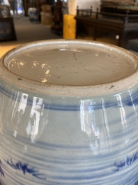 Een Chinese blauw-witte pot met een bergachtig landschap, Kangxi/Qianlong