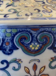 Grand vase 'hu' en porcelaine de Chine doucai, marque de Qianlong, 19&egrave;me