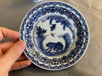 Een Chinees blauw-wit 'kikker' bordje, Jiajing of Wanli