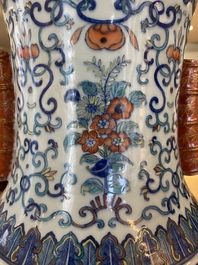 Grand vase 'hu' en porcelaine de Chine doucai, marque de Qianlong, 19&egrave;me