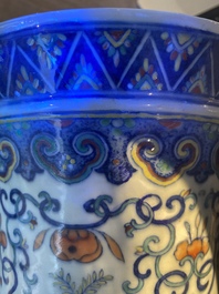 Grand vase 'hu' en porcelaine de Chine doucai, marque de Qianlong, 19&egrave;me