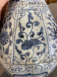 Vase de forme bouteille octagonale en porcelaine de Chine en bleu et blanc, Hongwu