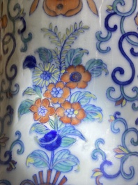 Grand vase 'hu' en porcelaine de Chine doucai, marque de Qianlong, 19&egrave;me