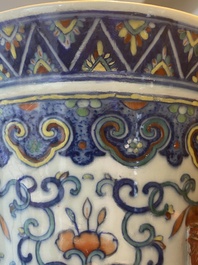 Grand vase 'hu' en porcelaine de Chine doucai, marque de Qianlong, 19&egrave;me