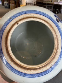 Een Chinese blauw-witte pot met een bergachtig landschap, Kangxi/Qianlong