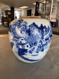 Een Chinese blauw-witte pot met een bergachtig landschap, Kangxi/Qianlong