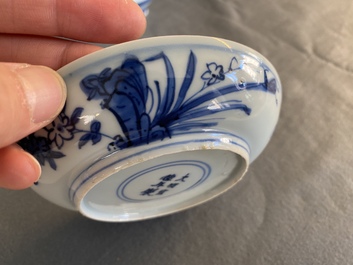 Coupe en porcelaine de Chine en bleu et blanc figurant un singe, un cerf et un oiseau, marque de Xuande, Jiajing ou Wanli