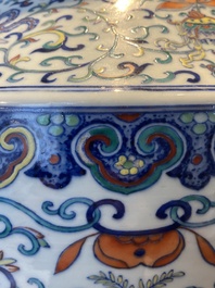 Grand vase 'hu' en porcelaine de Chine doucai, marque de Qianlong, 19&egrave;me